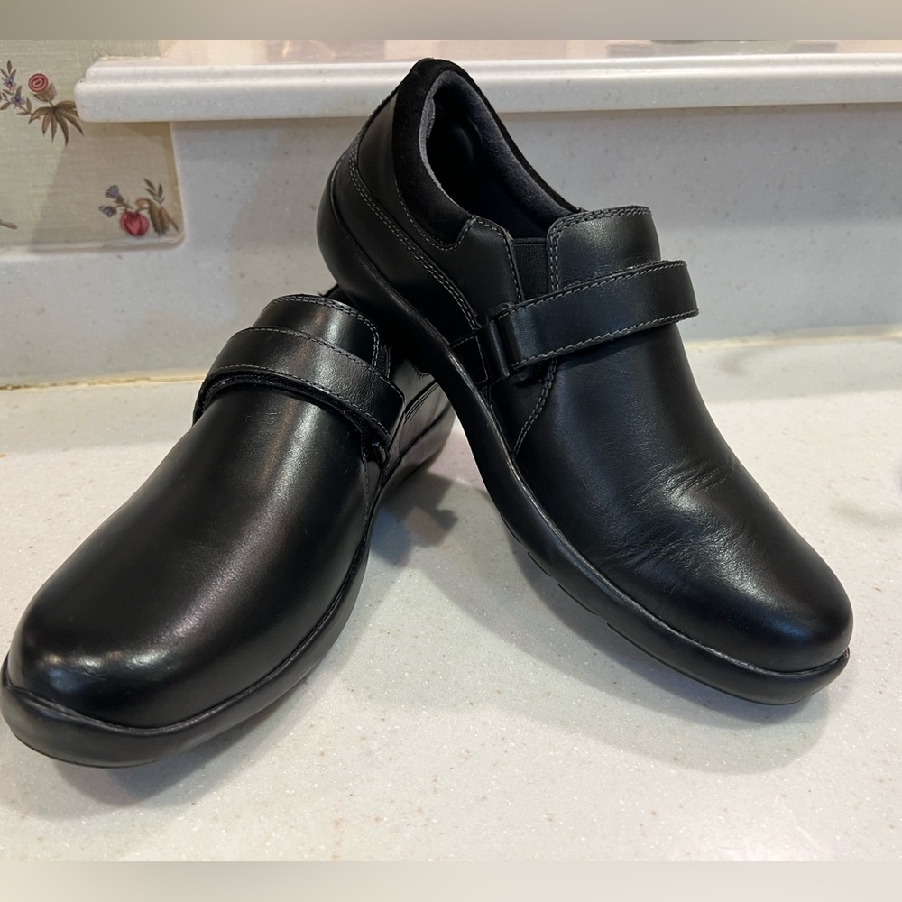 Barefoot Freedom by Drew. Womens 10. 
Black leather. Like new.